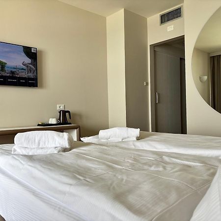 Hotel Aquila D'Oro Desenzano Десенцано дел Гарда Екстериор снимка