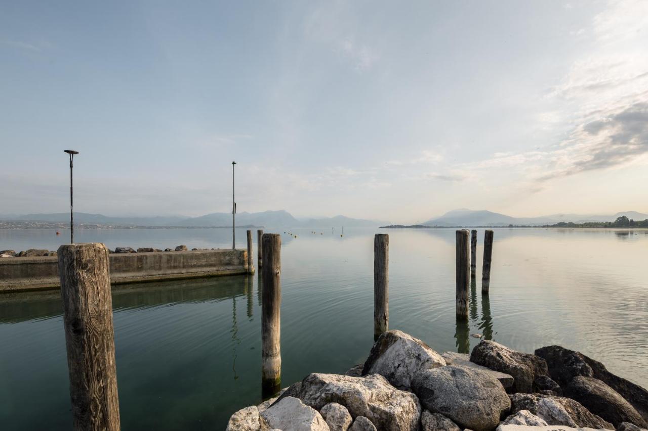 Hotel Aquila D'Oro Desenzano Десенцано дел Гарда Екстериор снимка