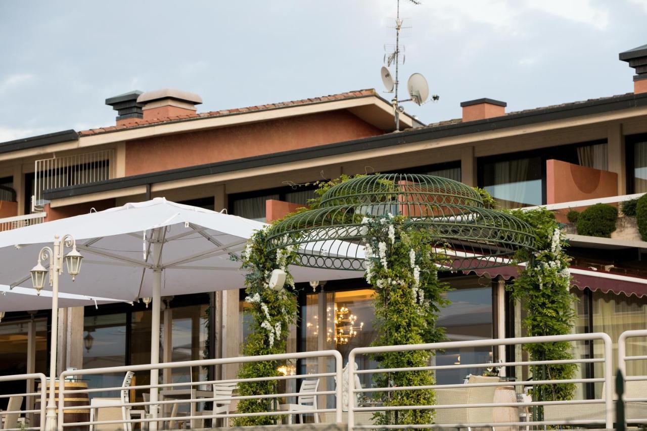 Hotel Aquila D'Oro Desenzano Десенцано дел Гарда Екстериор снимка
