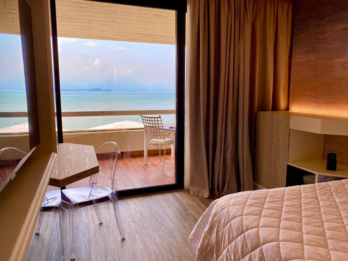 Hotel Aquila D'Oro Desenzano Десенцано дел Гарда Екстериор снимка