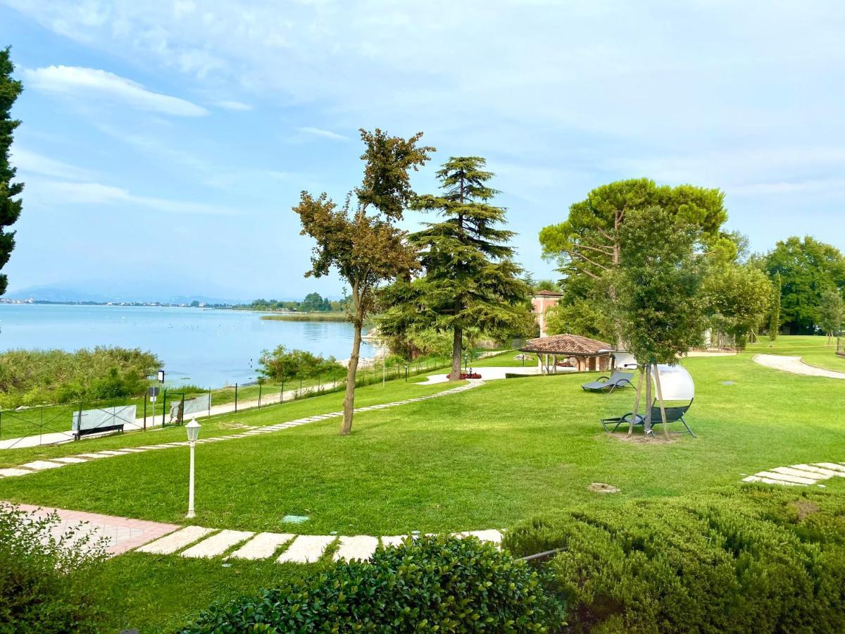 Hotel Aquila D'Oro Desenzano Десенцано дел Гарда Екстериор снимка