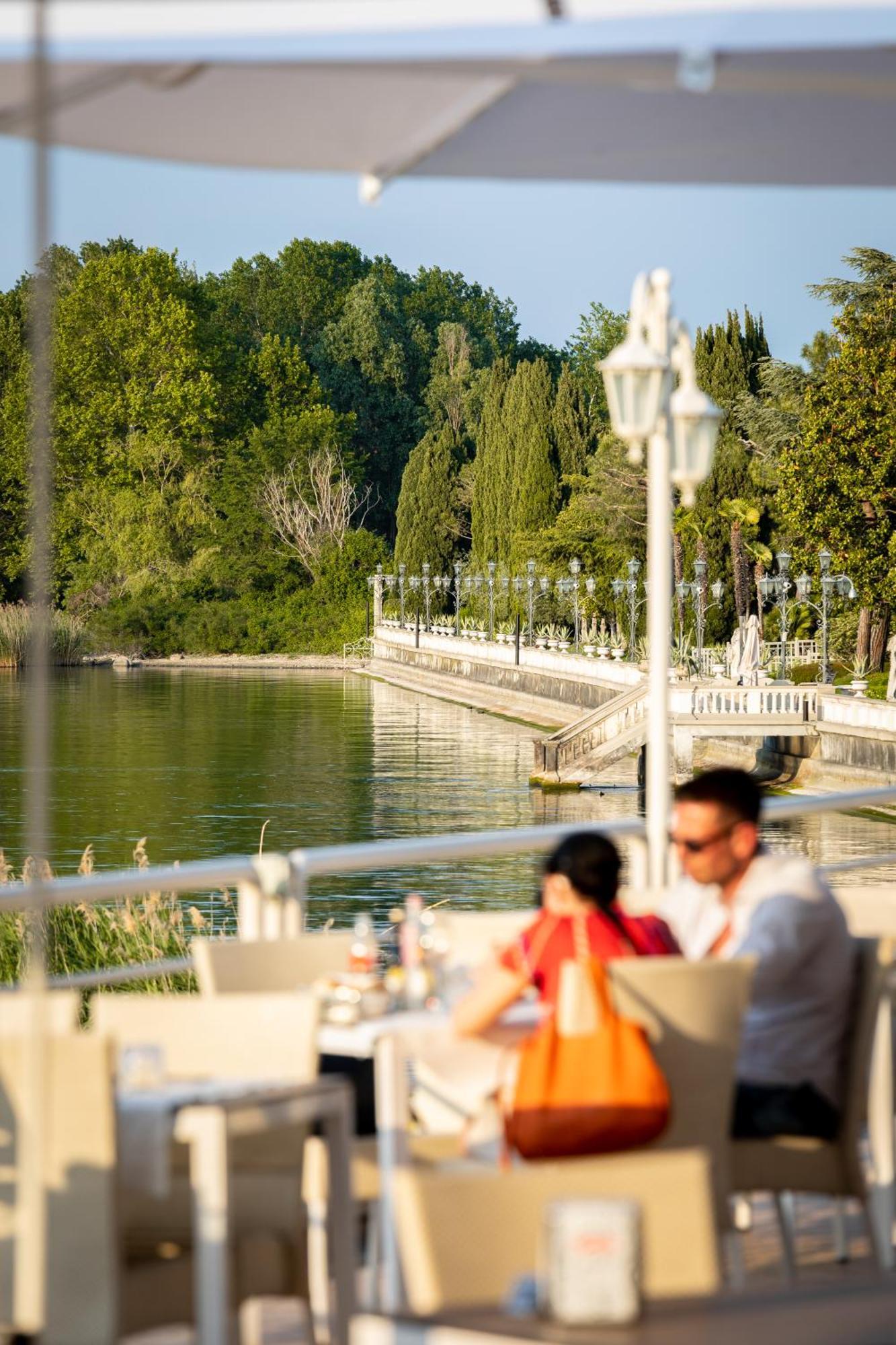 Hotel Aquila D'Oro Desenzano Десенцано дел Гарда Екстериор снимка
