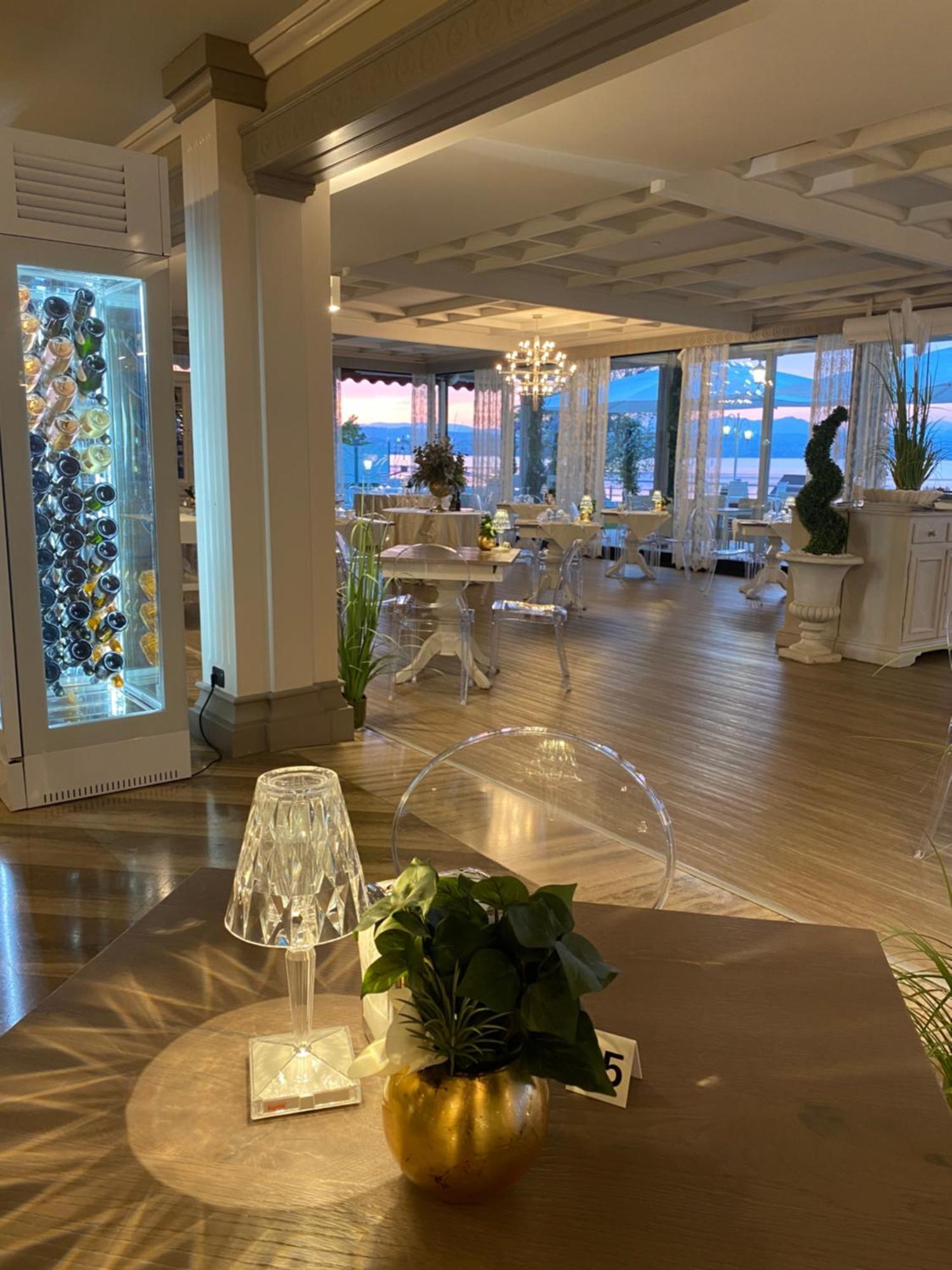 Hotel Aquila D'Oro Desenzano Десенцано дел Гарда Екстериор снимка