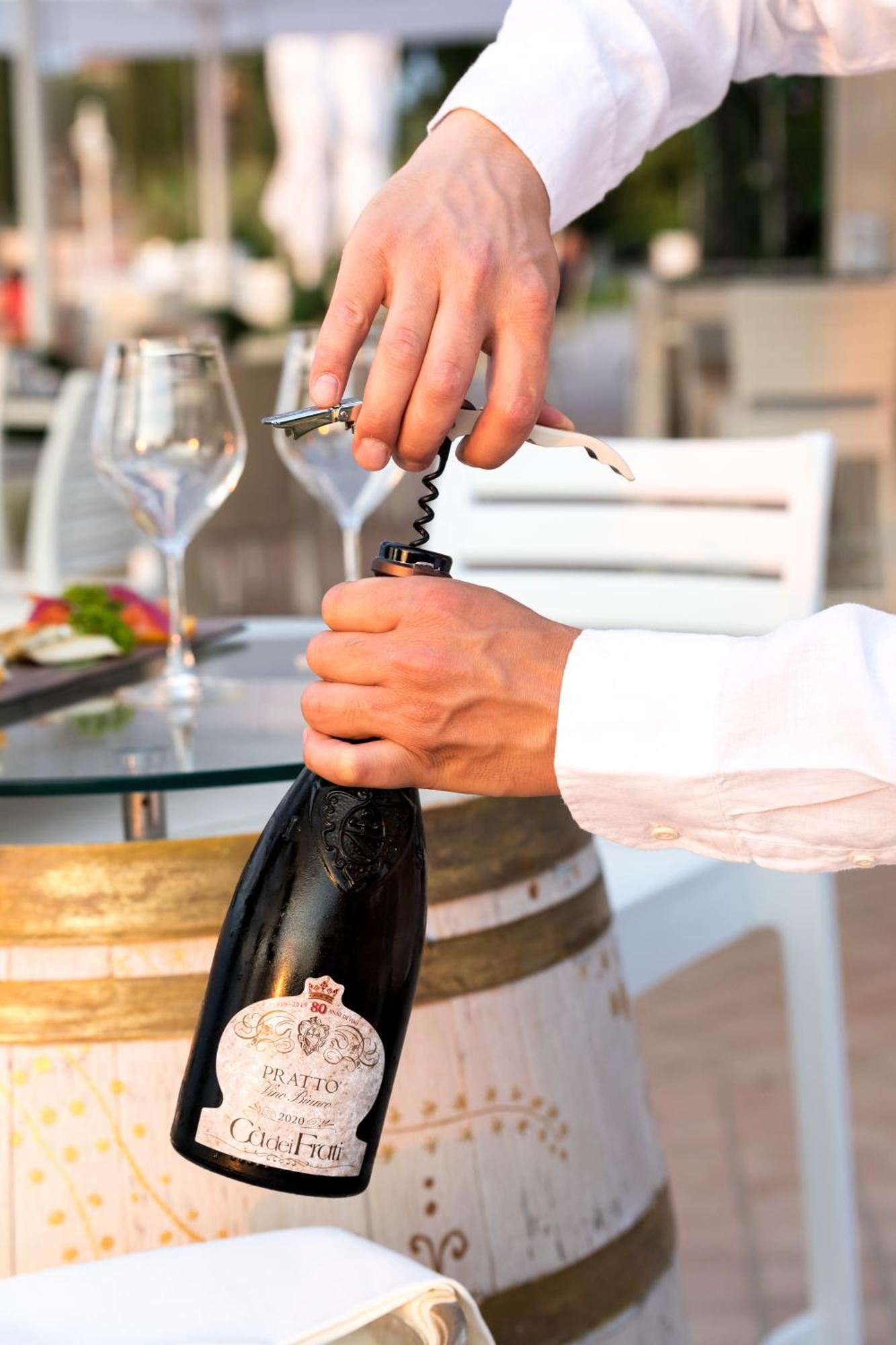 Hotel Aquila D'Oro Desenzano Десенцано дел Гарда Екстериор снимка