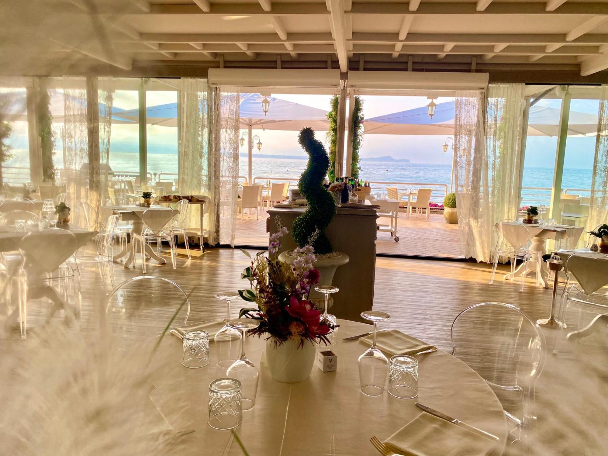 Hotel Aquila D'Oro Desenzano Десенцано дел Гарда Екстериор снимка
