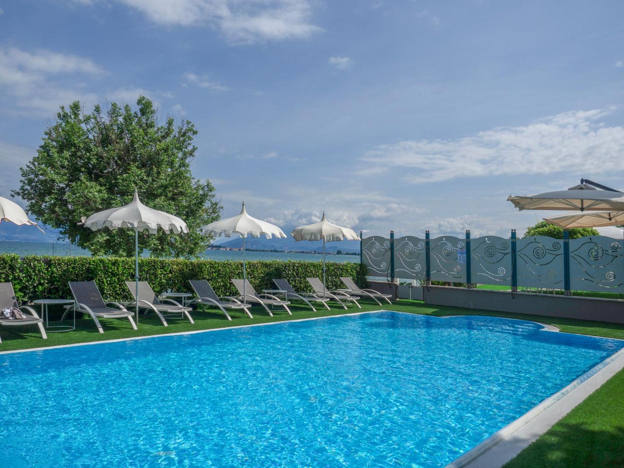 Hotel Aquila D'Oro Desenzano Десенцано дел Гарда Екстериор снимка