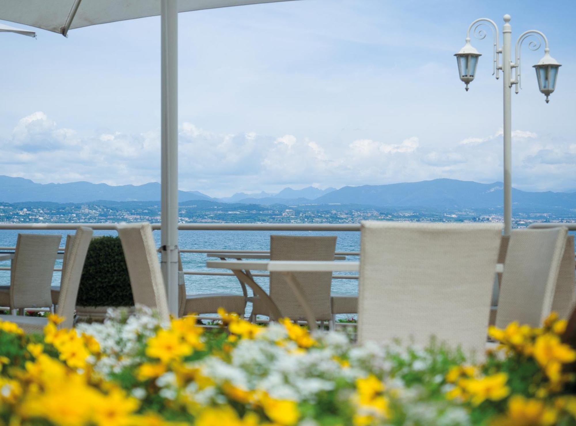 Hotel Aquila D'Oro Desenzano Десенцано дел Гарда Екстериор снимка