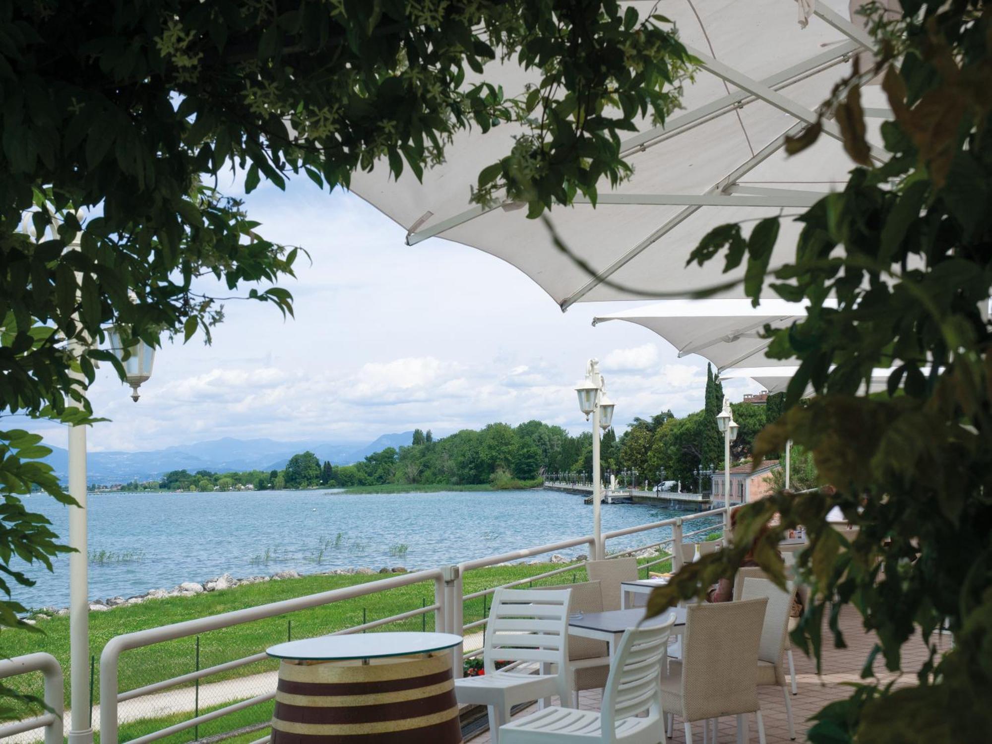Hotel Aquila D'Oro Desenzano Десенцано дел Гарда Екстериор снимка