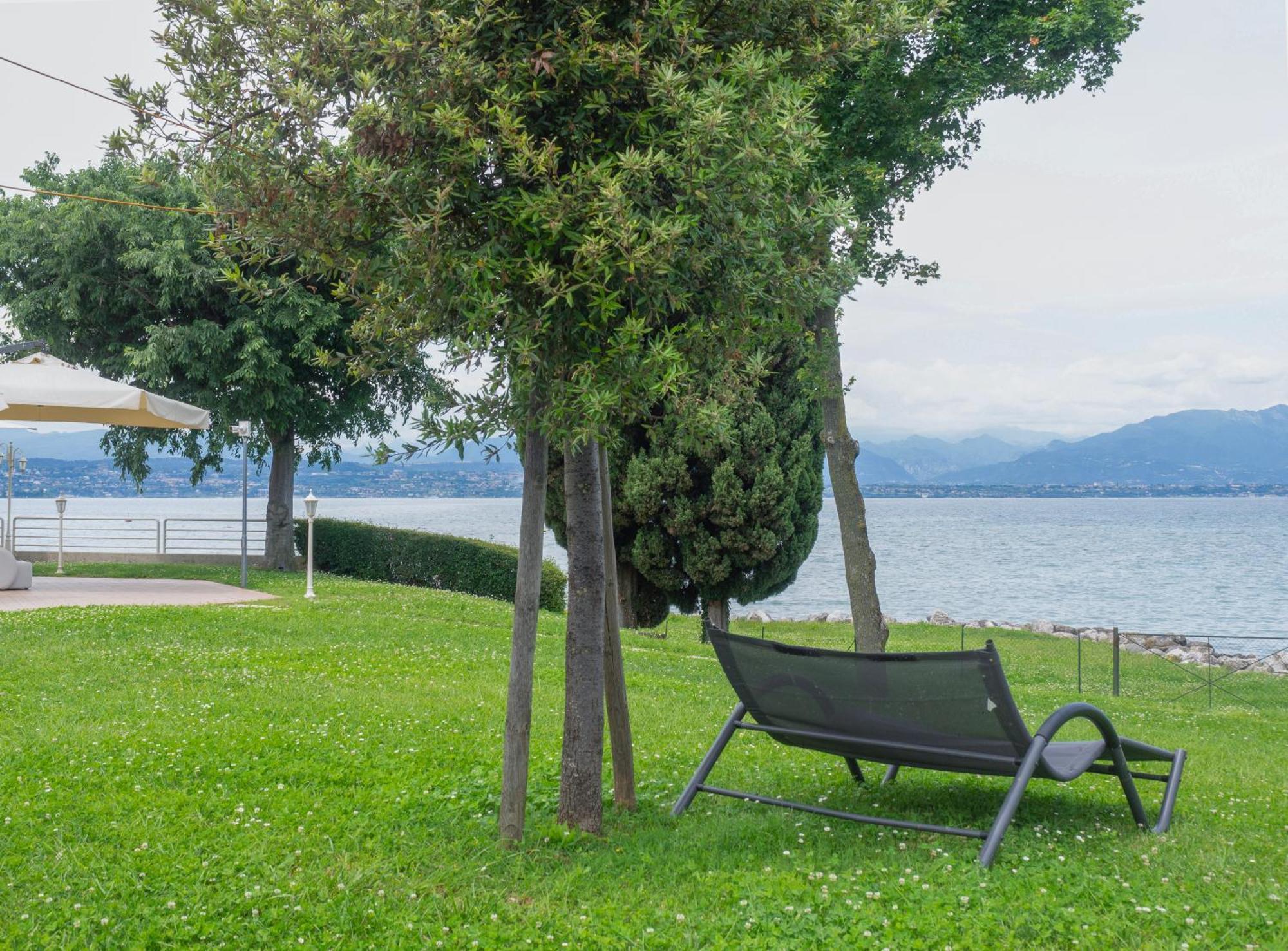 Hotel Aquila D'Oro Desenzano Десенцано дел Гарда Екстериор снимка