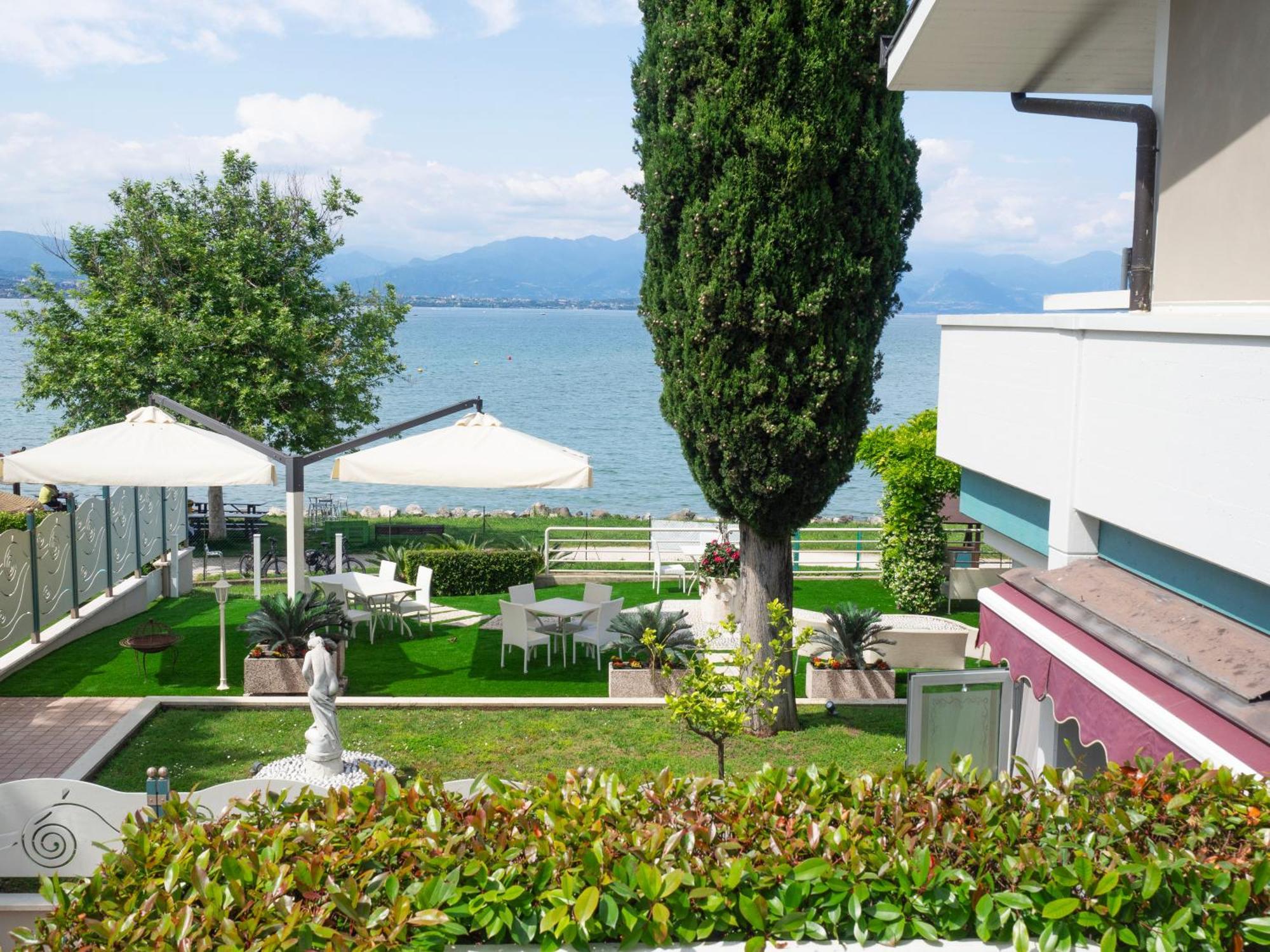 Hotel Aquila D'Oro Desenzano Десенцано дел Гарда Екстериор снимка