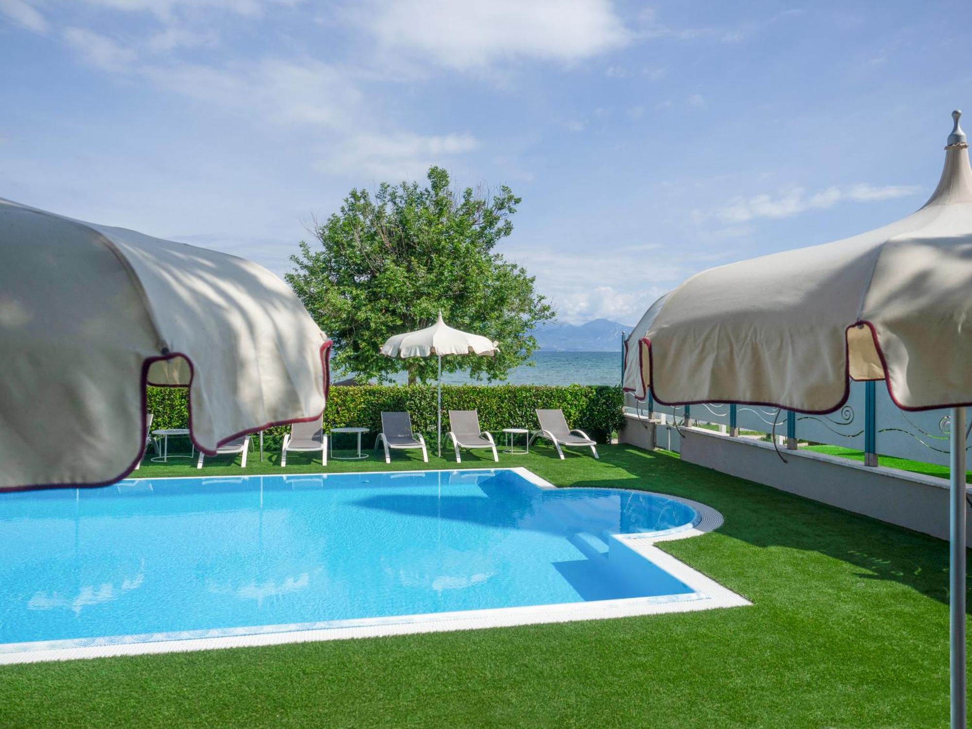 Hotel Aquila D'Oro Desenzano Десенцано дел Гарда Екстериор снимка