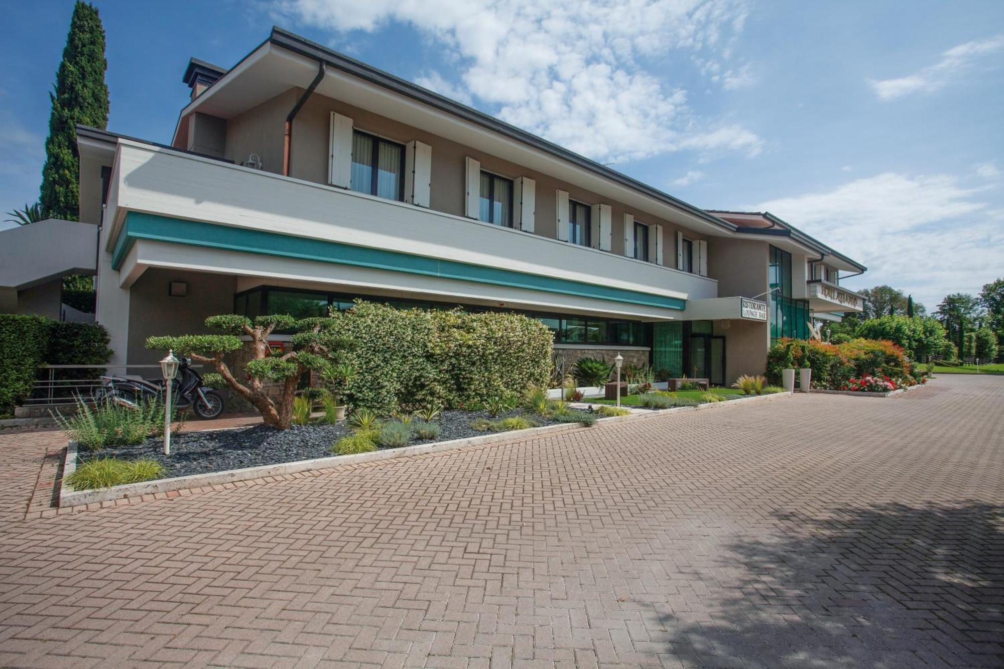 Hotel Aquila D'Oro Desenzano Десенцано дел Гарда Екстериор снимка