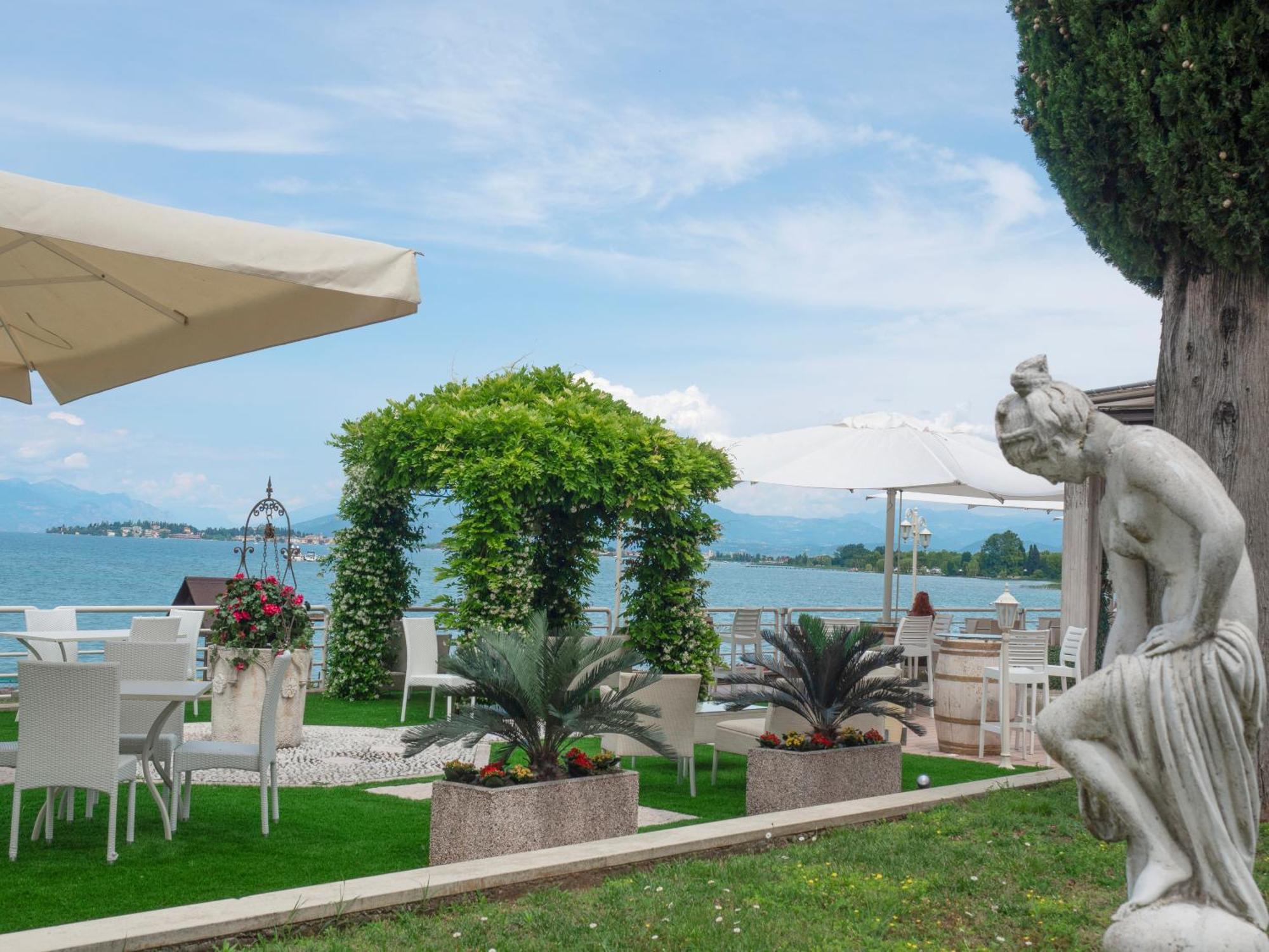Hotel Aquila D'Oro Desenzano Десенцано дел Гарда Екстериор снимка