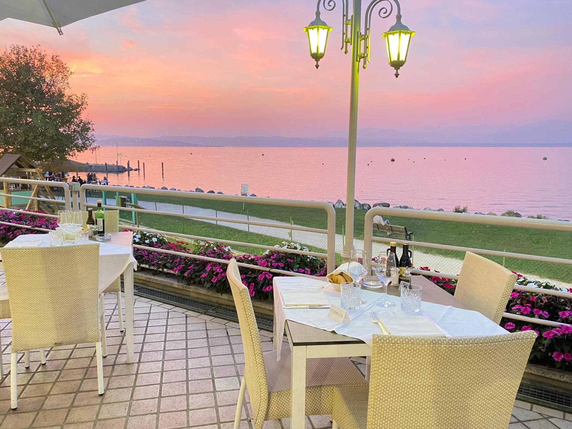 Hotel Aquila D'Oro Desenzano Десенцано дел Гарда Екстериор снимка