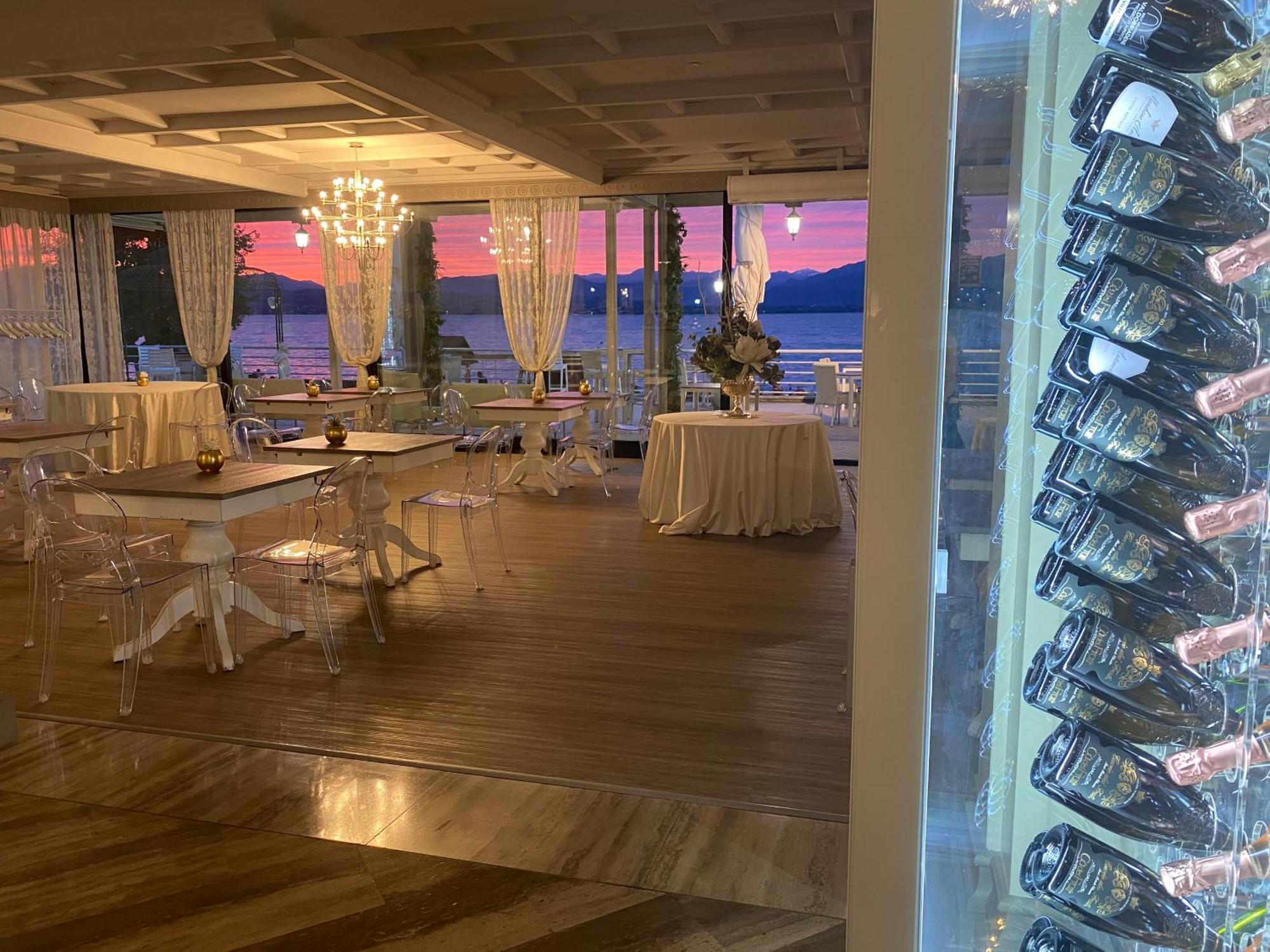 Hotel Aquila D'Oro Desenzano Десенцано дел Гарда Екстериор снимка