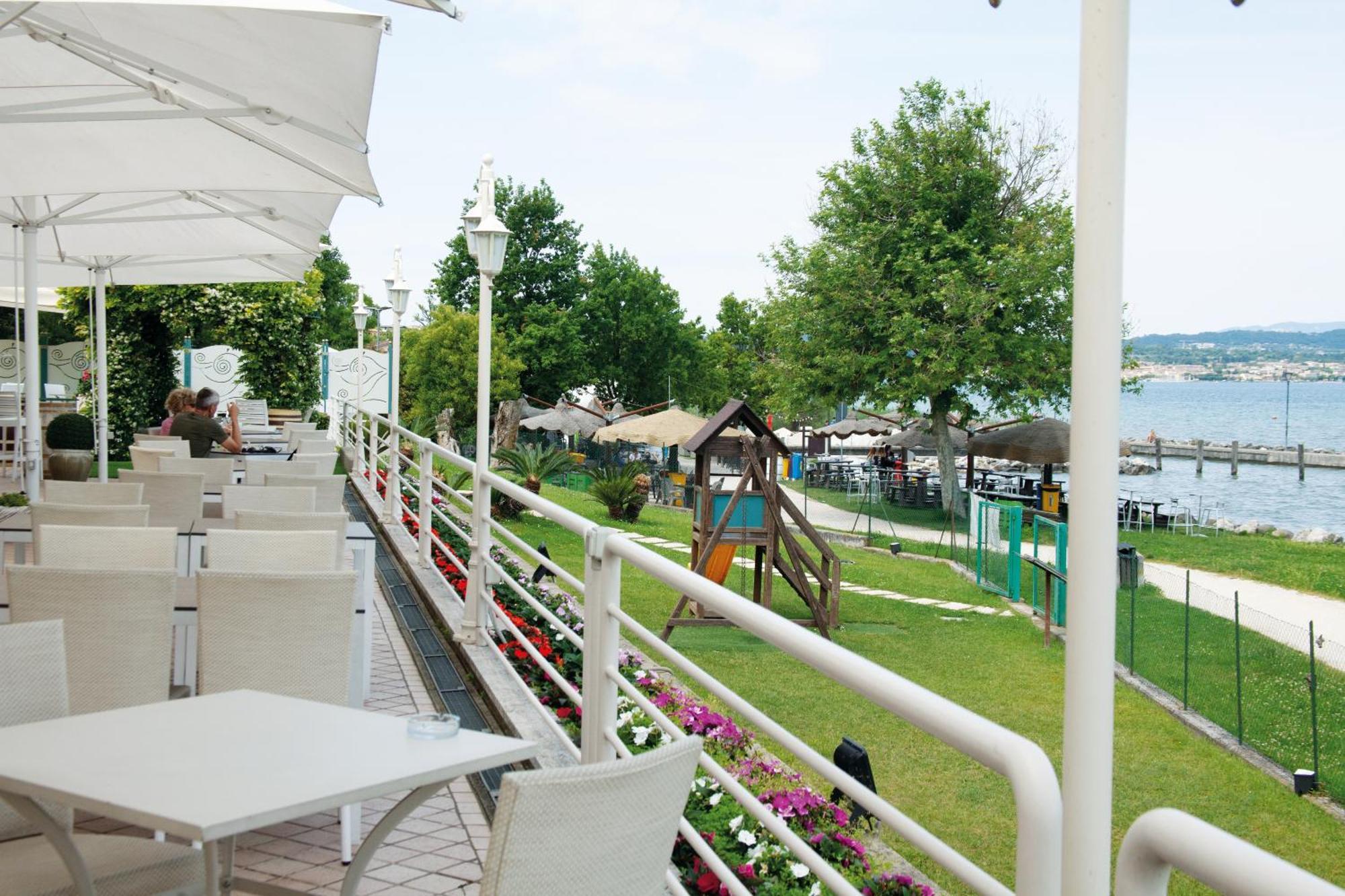 Hotel Aquila D'Oro Desenzano Десенцано дел Гарда Екстериор снимка