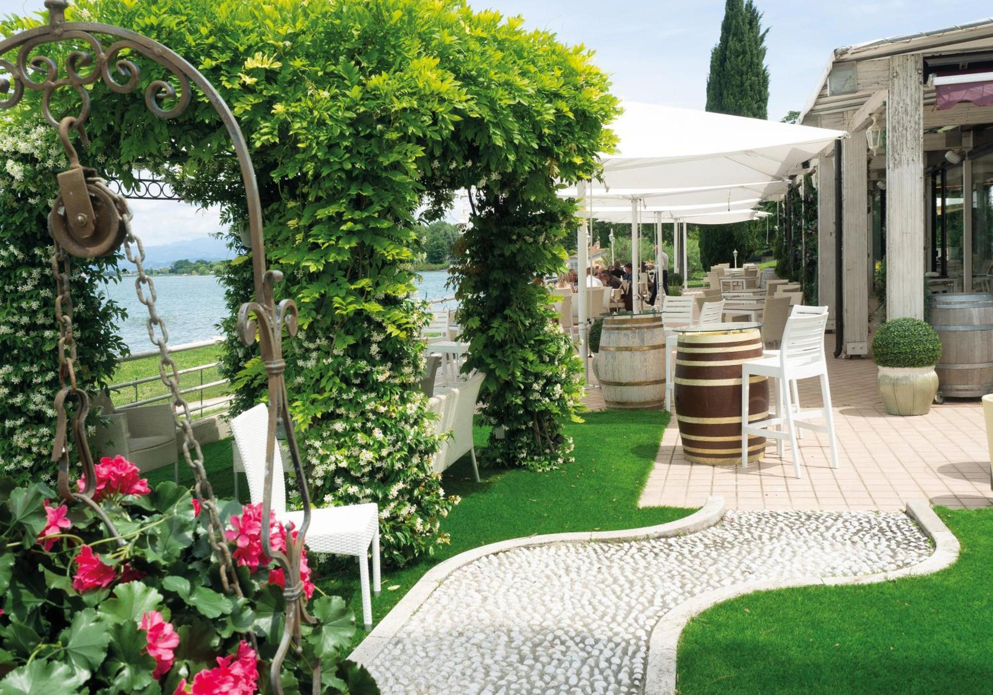Hotel Aquila D'Oro Desenzano Десенцано дел Гарда Екстериор снимка