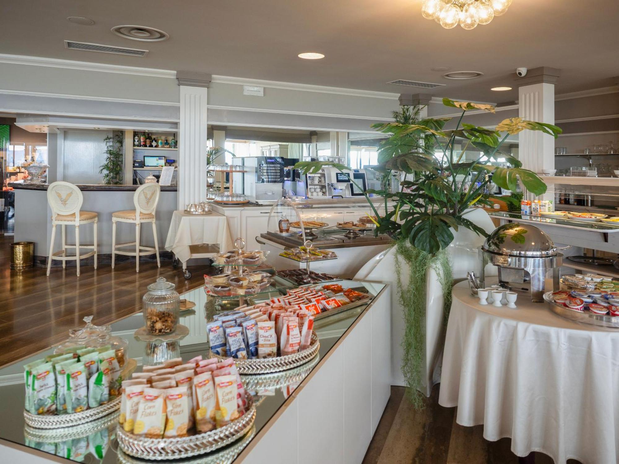 Hotel Aquila D'Oro Desenzano Десенцано дел Гарда Екстериор снимка