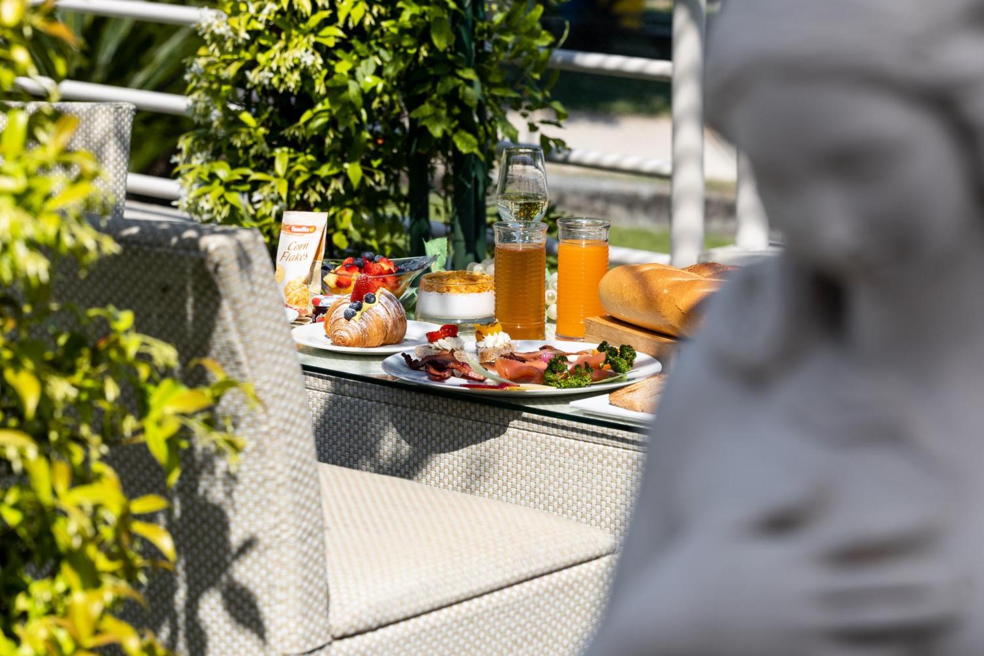Hotel Aquila D'Oro Desenzano Десенцано дел Гарда Екстериор снимка