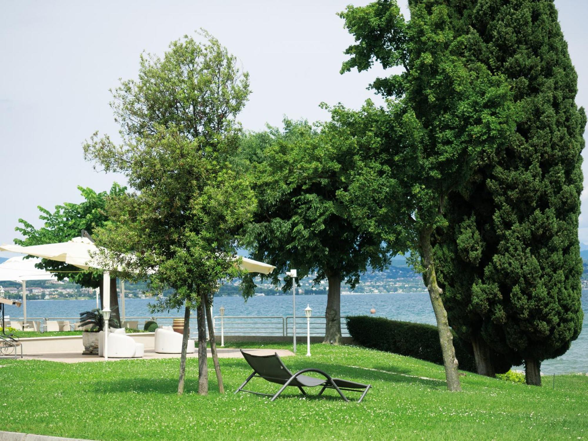 Hotel Aquila D'Oro Desenzano Десенцано дел Гарда Екстериор снимка