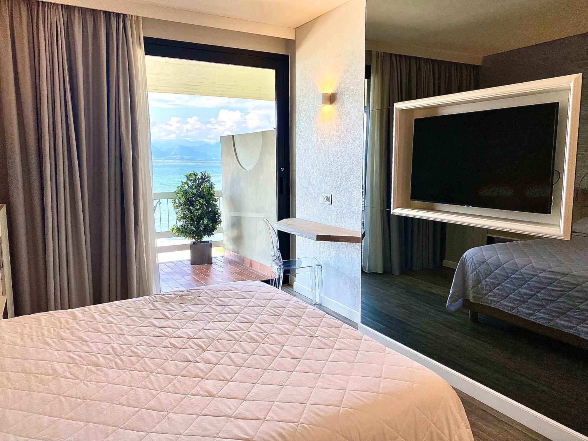 Hotel Aquila D'Oro Desenzano Десенцано дел Гарда Екстериор снимка