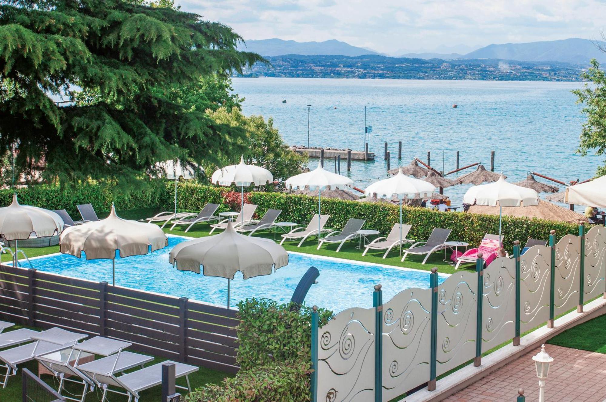 Hotel Aquila D'Oro Desenzano Десенцано дел Гарда Екстериор снимка