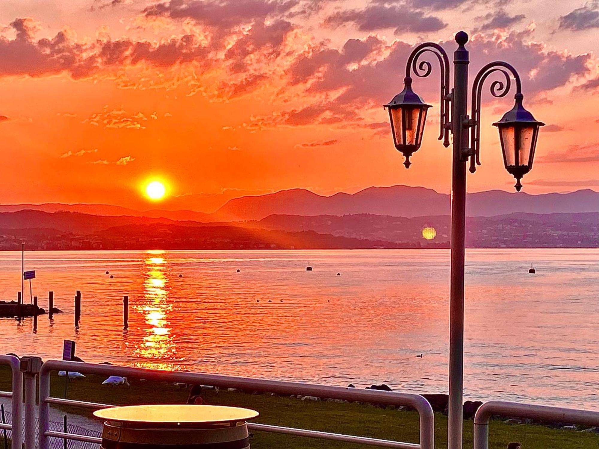 Hotel Aquila D'Oro Desenzano Десенцано дел Гарда Екстериор снимка