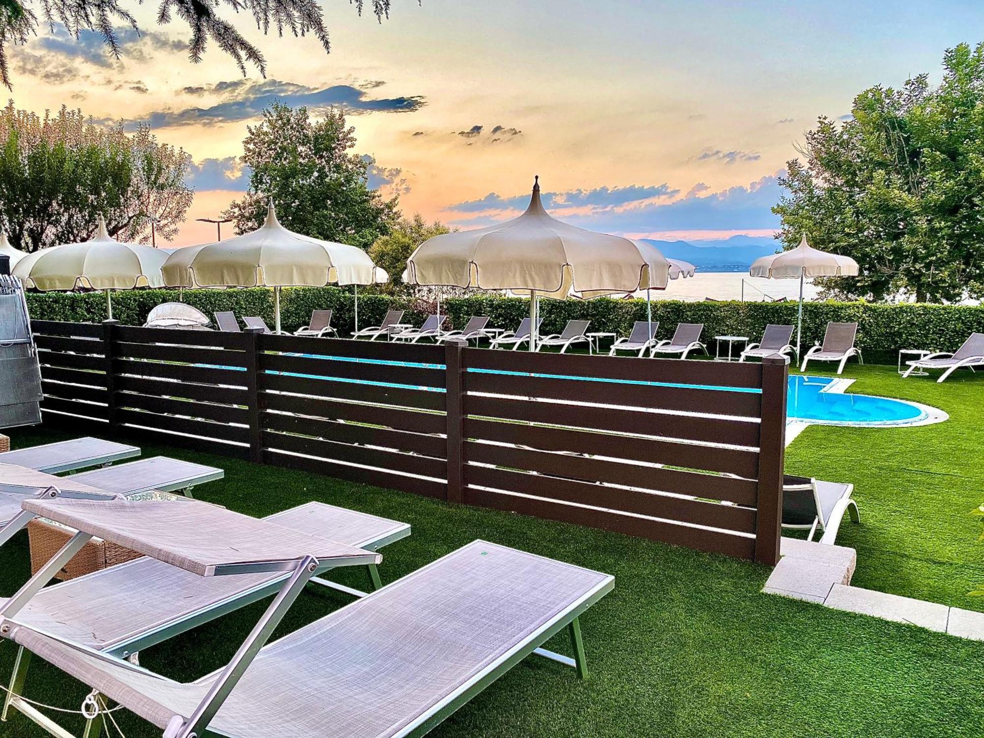 Hotel Aquila D'Oro Desenzano Десенцано дел Гарда Екстериор снимка