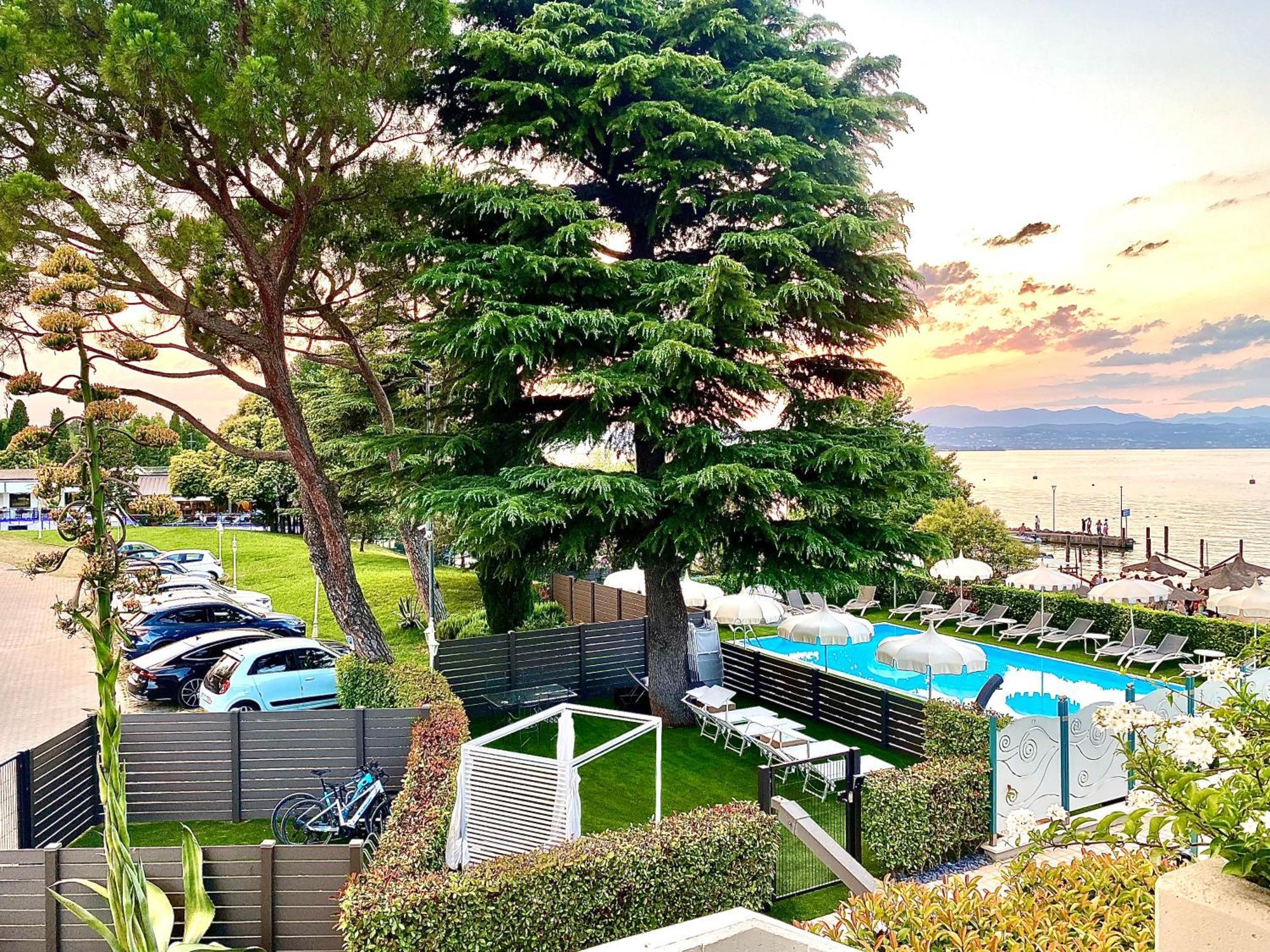 Hotel Aquila D'Oro Desenzano Десенцано дел Гарда Екстериор снимка