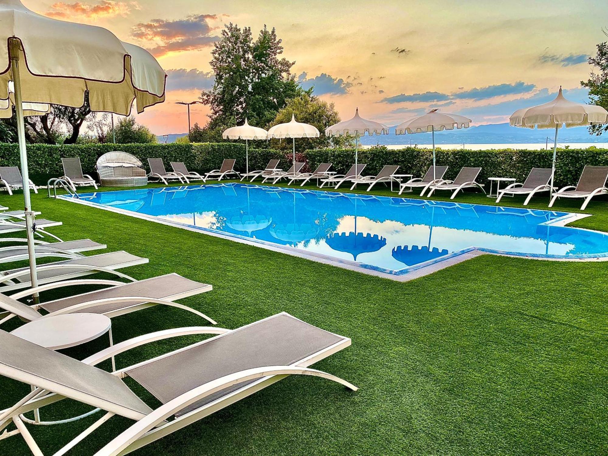 Hotel Aquila D'Oro Desenzano Десенцано дел Гарда Екстериор снимка