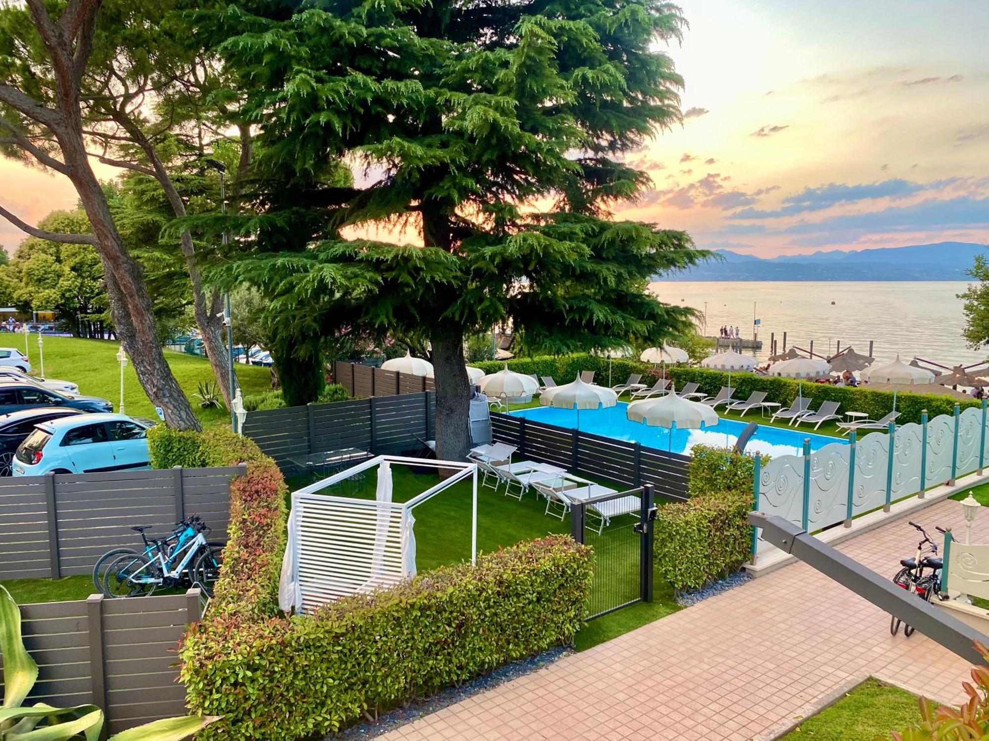 Hotel Aquila D'Oro Desenzano Десенцано дел Гарда Екстериор снимка