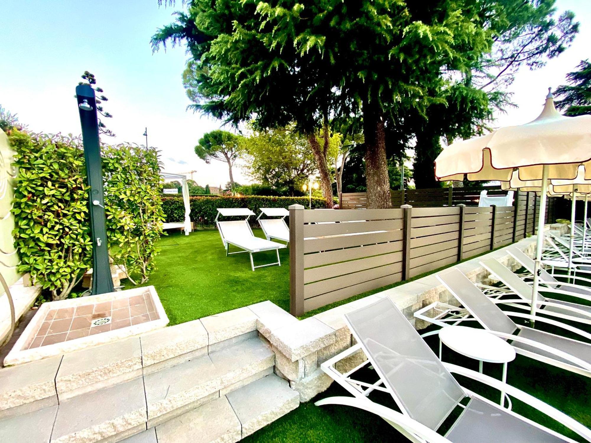 Hotel Aquila D'Oro Desenzano Десенцано дел Гарда Екстериор снимка