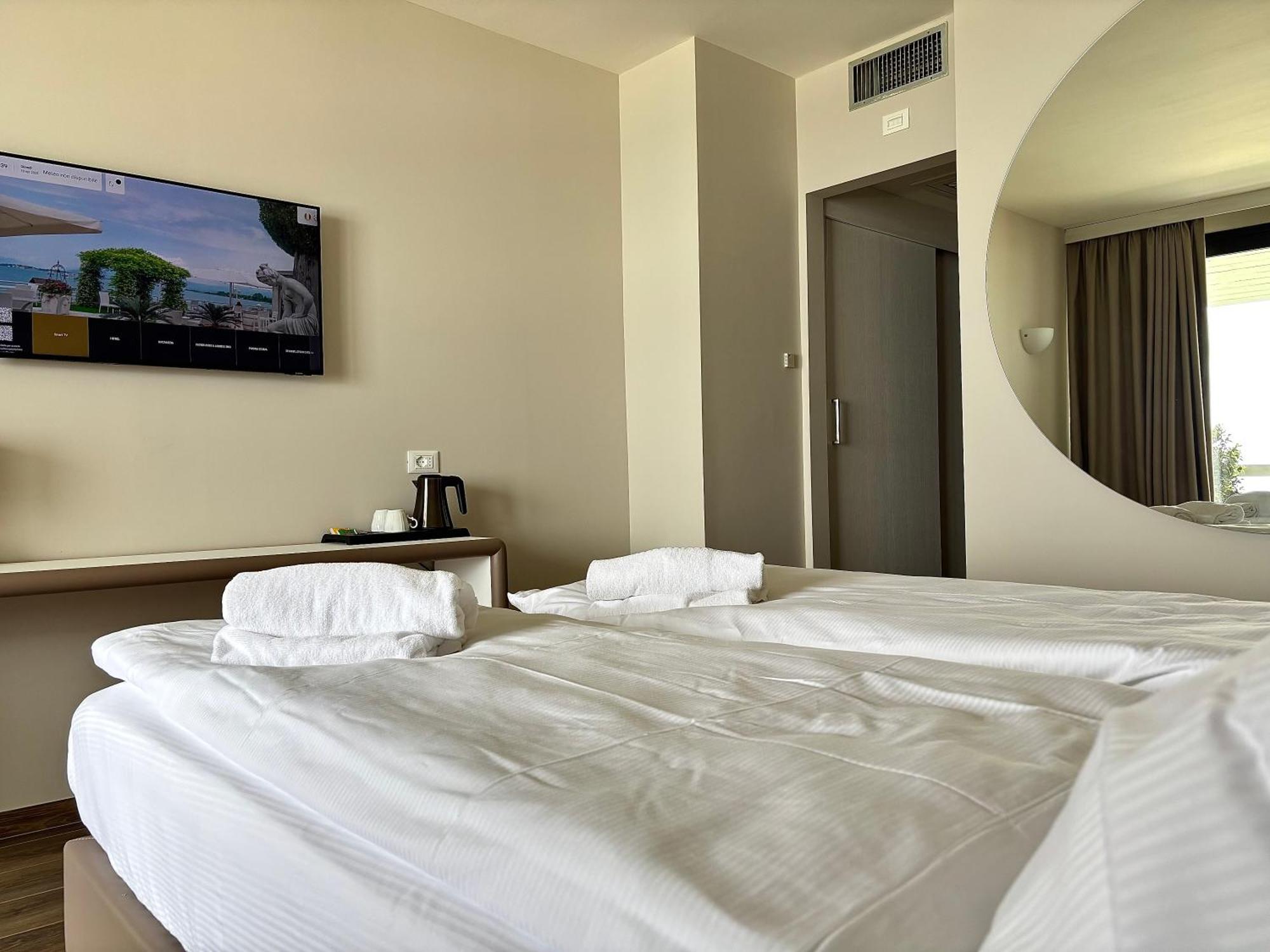 Hotel Aquila D'Oro Desenzano Десенцано дел Гарда Екстериор снимка