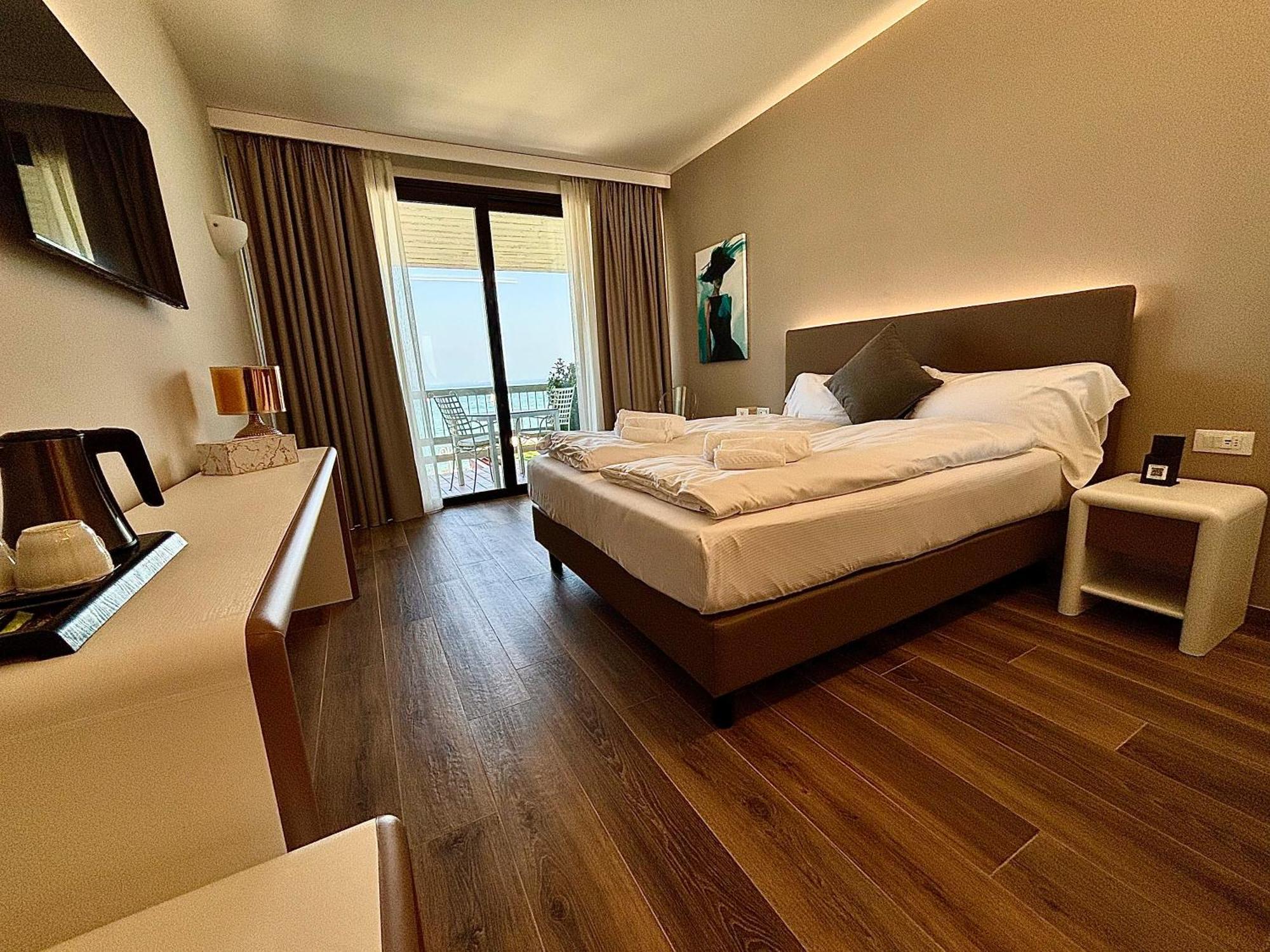 Hotel Aquila D'Oro Desenzano Десенцано дел Гарда Екстериор снимка