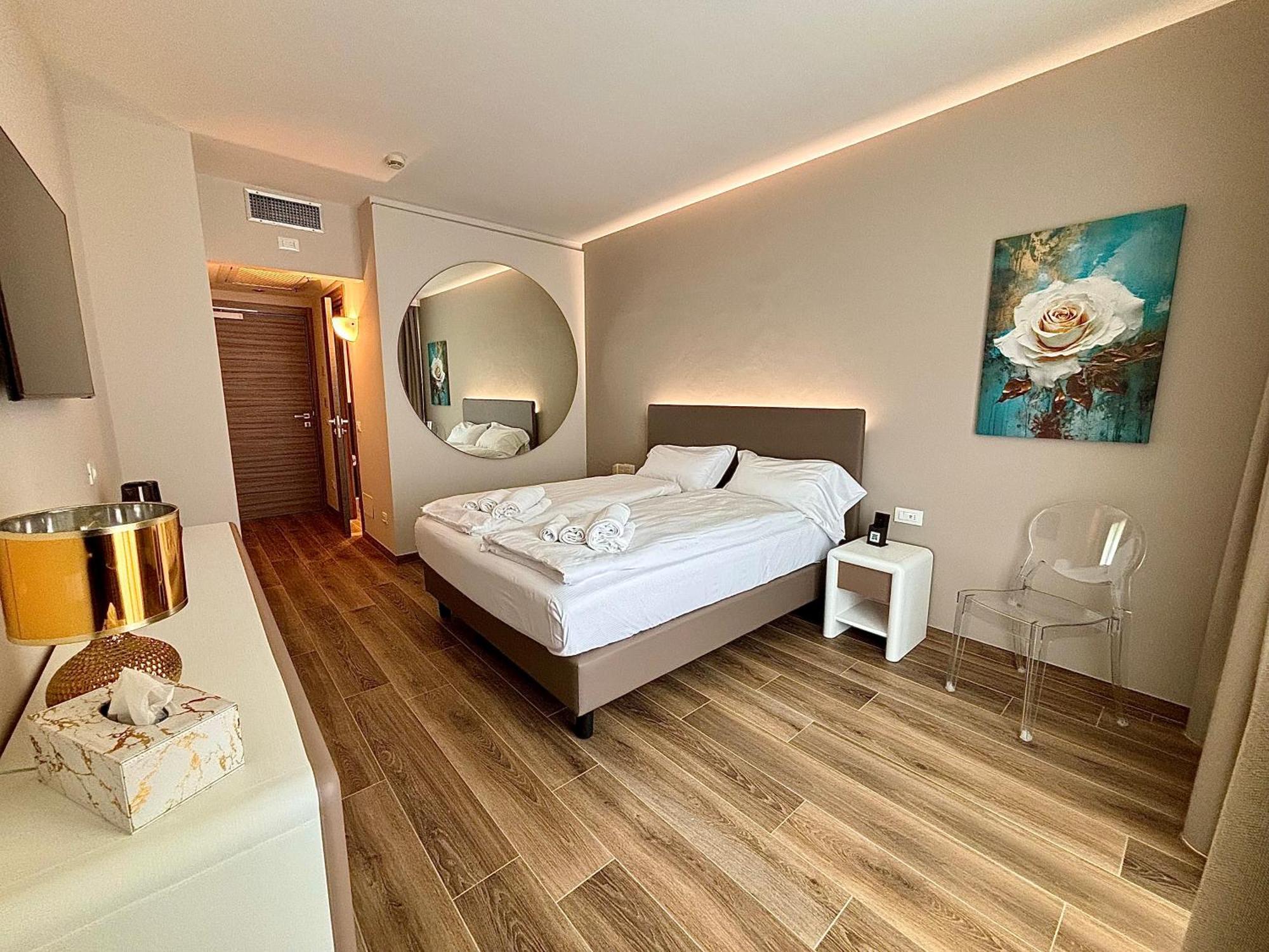 Hotel Aquila D'Oro Desenzano Десенцано дел Гарда Екстериор снимка